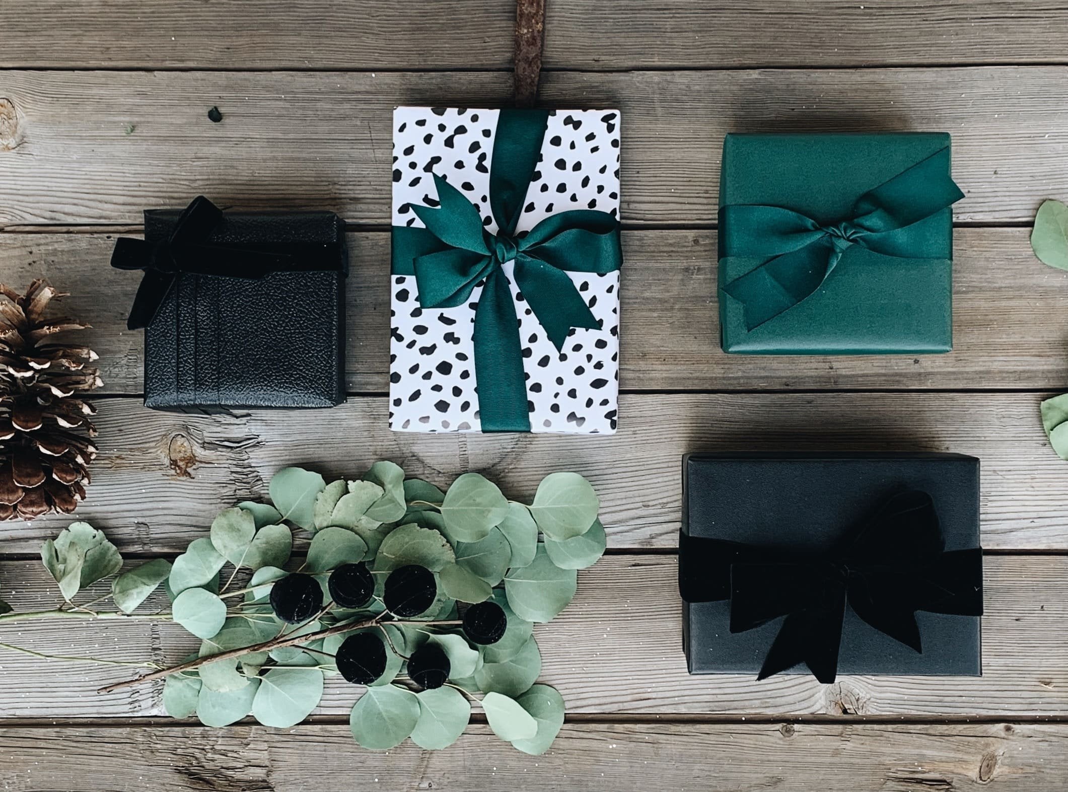 Mobile_Gift_Wrap_Nifty_Package_Co_Green_and_black_theme.jpg