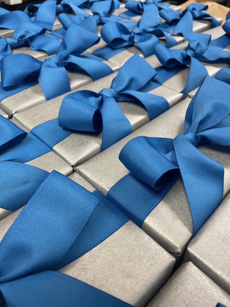 Mobile_Gift_Wrap_Nifty_Package_Co_Simplicity.jpg